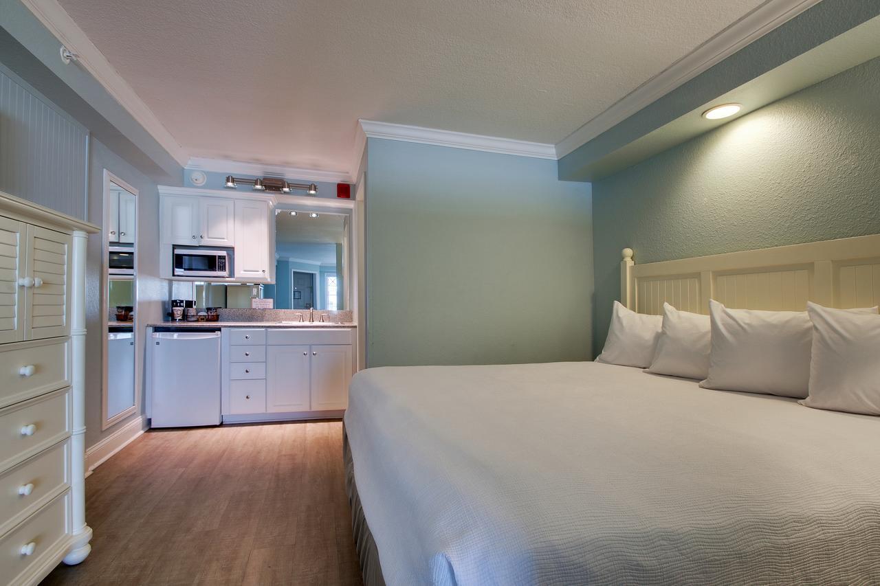 Islander & Hotel Emerald Isle